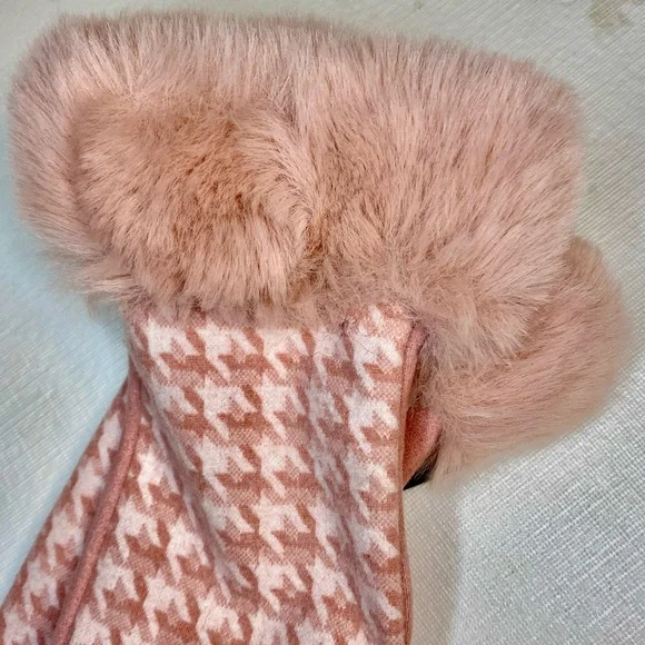 Elegant Pink Gloves with Houndstooth Pattern and Fur Trim - Picture 4 of 6